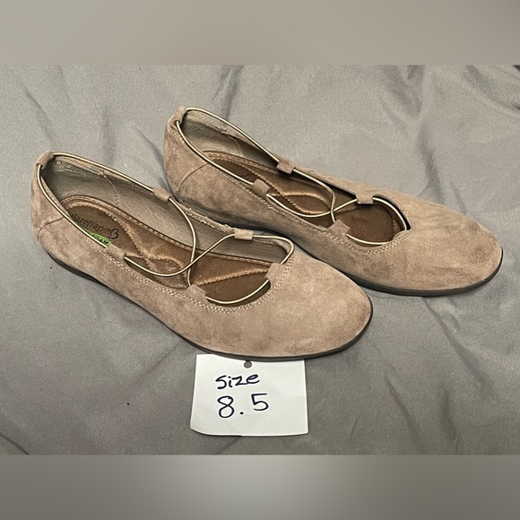 Tan Suede BareTraps - Picture 2 of 3